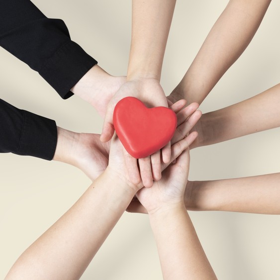 Manos unidas con un corazón